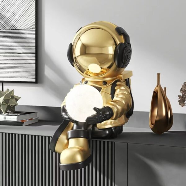 Creative Fiberglass Seat Spaceman Ornament Desk Lamp