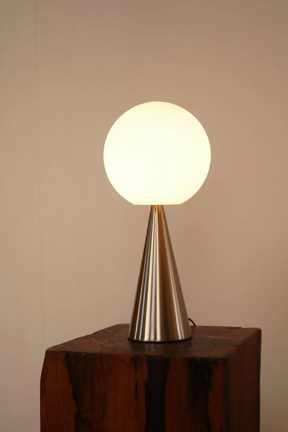 Minimalist Creative Acrylic Desk Light Decoration Study Bedroom Table Lamp E14